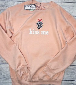 KISS ME CREWNECK